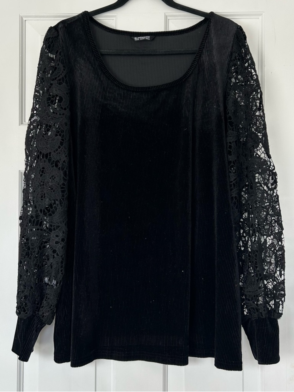 Black Lace-Sleeve Velvet WorkTop - Women